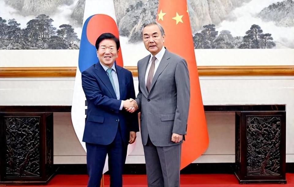 足球比分-韩国特使团抵达北京，下飞机第一句话藏深意，中方2字回应很干脆